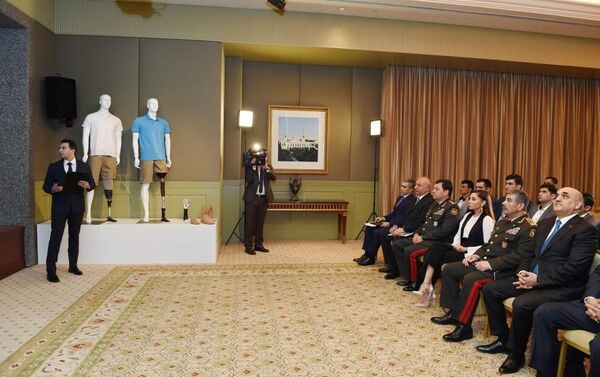 Первый вице-президент Азербайджана Мехрибан Алиева встретилась с группой солдат и офицеров азербайджанской армии, получивших ранения в ходе апрельских боев - Sputnik Азербайджан