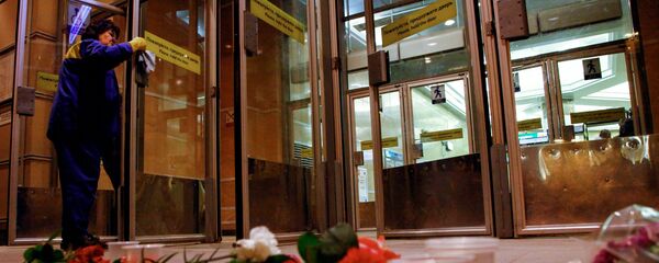 Цветы и свечи у входа в вестибюль станции метро Спасская в память о погибших в результате взрыва в метрополитене Санкт-Петербург Цветы и свечи у входа в вестибюль станции метро Спасская в память о погибших в результате взрыва в метрополитене Санкт-Петербург - Sputnik Азербайджан