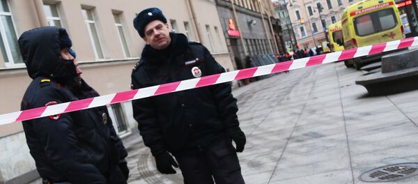 Сотрудники правоохранительных органов у станции метро Технологический институт в Санкт-Петербурге, где произошел взрыв - Sputnik Азербайджан
