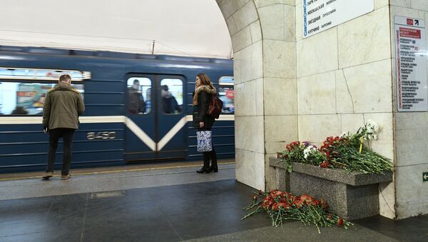 Цветы на станции метро Технологический институт в Санкт-Петербурге, где накануне произошел взрыв - Sputnik Азербайджан