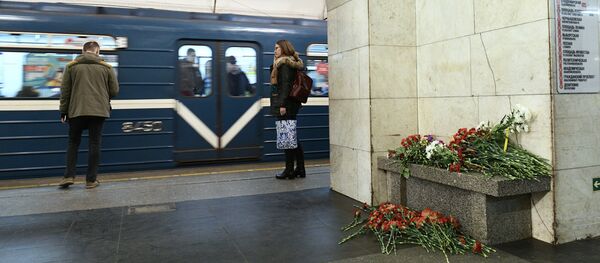 Цветы на станции метро Технологический институт в Санкт-Петербурге, где накануне произошел взрыв - Sputnik Азербайджан
