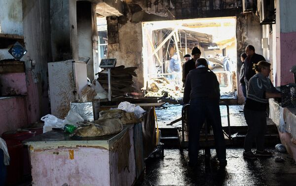 Последствия пожара на знаменитом рынке Тезе базар в Баку - Sputnik Азербайджан