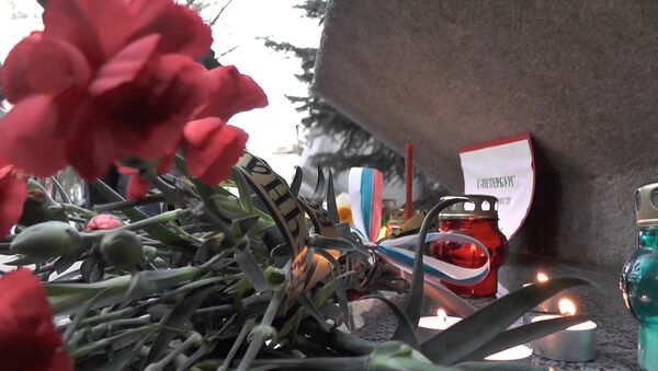 Цветы в память о жертвах теракта в Петербурге - Sputnik Азербайджан