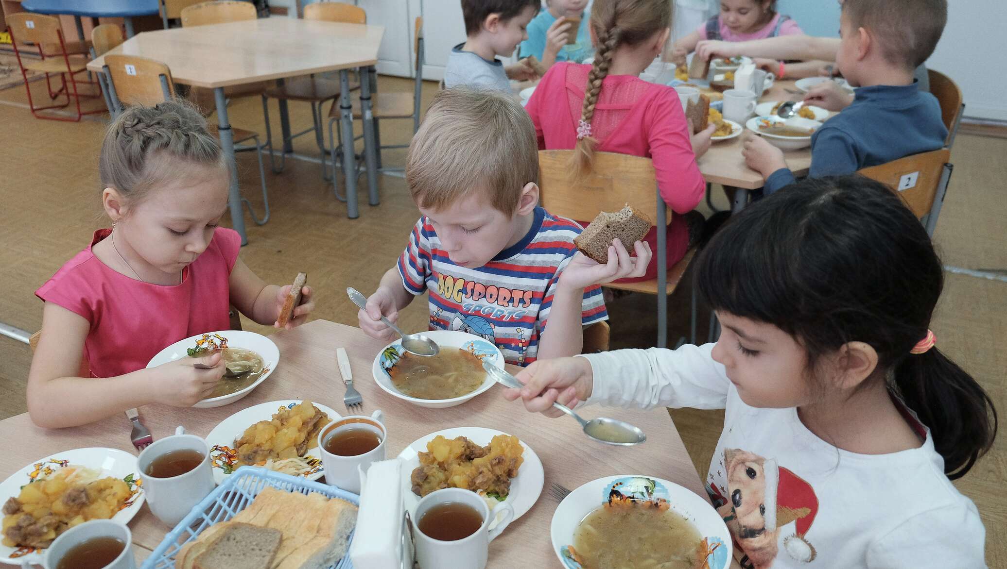 Что едят в садике. Обед в детском саду. Дети завтракают в детском саду. Еда в детском саду. Питание в детском саду.