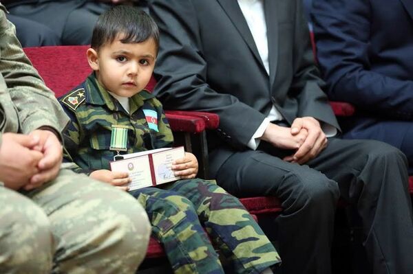 Сын Ингилаба Гулиева на церемонии вручения шехиду медали. Гянджа, 13 мая 2016-го года Сын Ингилаба Гулиева на церемонии вручения шехиду медали. Гянджа, 13 мая 2016-го года - Sputnik Азербайджан