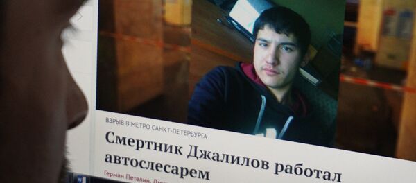 Мужчина смотрит на монитор компьютера с новостным сообщением про подозреваемого в взрыве 3 апреля - Sputnik Азербайджан