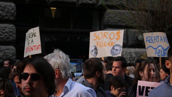 Тысячи венгров протестовали против закрытия университета Сороса в Будапеште - Sputnik Азербайджан