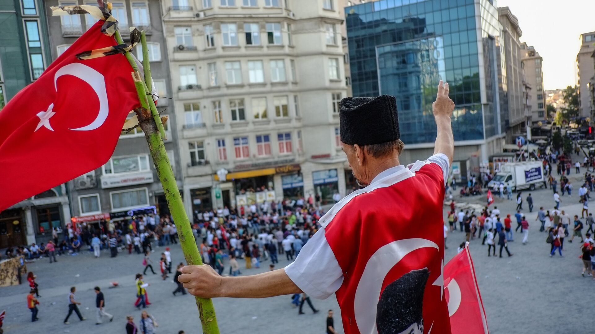 Мужчина с флаго на площади Таксим в Стамбуле Мужчина с флаго на площади Таксим в Стамбуле - Sputnik Азербайджан, 1920, 30.03.2025