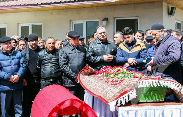 В последний путь девушку провожали сотни людей В последний путь девушку провожали сотни людей - Sputnik Азербайджан