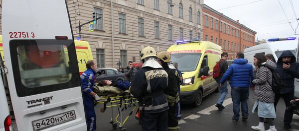 Эвакуация пострадавших в результате взрыва со станции метро Технологический институт в Санкт-Петербурге Эвакуация пострадавших в результате взрыва со станции метро Технологический институт в Санкт-Петербурге - Sputnik Азербайджан