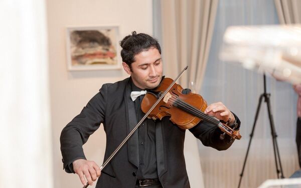 Выступление молодого азербайджанского музыканта Фарида Фейзуллаева - Sputnik Азербайджан