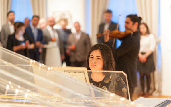 Жаля Расулова представила вниманию посетителей выставки местные и зарубежные композиции - Sputnik Азербайджан