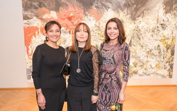 Слева направо: руководитель Центре азербайджанской культуры в Вене Лейла Гасымова, профессор Наргиз Пашаева и Аида Махмудова - Sputnik Азербайджан