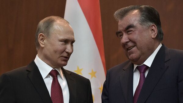 Rusiya Prezidenti Vladimir Putin və Tacikistan Respublikasının Prezidenti Emoməli Rəhmon - Sputnik Azərbaycan