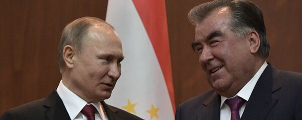 Президент РФ Владимир Путин и президент Республики Таджикистан Эмомали Рахмон (справа) во время подписания совместных документов по итогам российско-таджикских переговоров в Душанбе - Sputnik Азербайджан