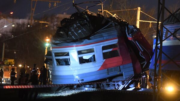 Столкновение пассажирского поезда и электрички на западе Москвы - Sputnik Азербайджан