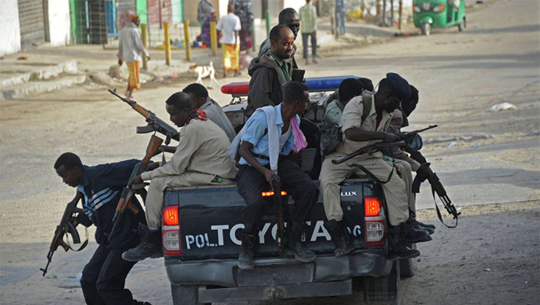 Теракт в могадишо отель. Полиция Сомали.