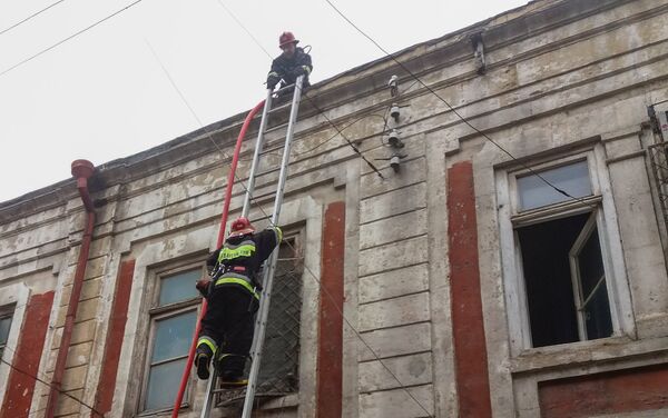 Тушение пожара в жилом доме на улице Сулеймана Тагизаде в Баку - Sputnik Азербайджан