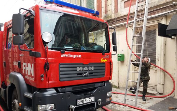 Тушение пожара в жилом доме на улице Сулеймана Тагизаде в Баку - Sputnik Азербайджан