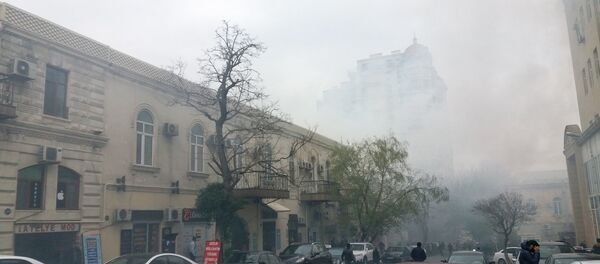 Тушение пожара в жилом доме на улице Сулеймана Тагизаде в Баку Тушение пожара в жилом доме на улице Сулеймана Тагизаде в Баку - Sputnik Азербайджан