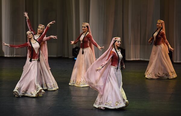 Концерт Государственного танцевального ансамбля Азербайджана, приуроченный к открытию Бакинского шопинг-фестиваля - Sputnik Азербайджан