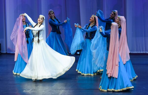 Концерт Государственного танцевального ансамбля Азербайджана, приуроченный к открытию Бакинского шопинг-фестиваля - Sputnik Азербайджан