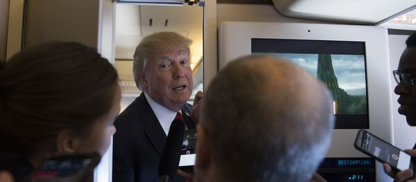 Пресс-конференция Дональда Трампа зна борту Air Force One, 6 апреля 2017 года - Sputnik Азербайджан