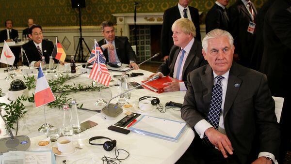 Министр иностранных дел Великобритании Борис Джонсон и государственный секретарь США Рекс Тиллерсон на саммите G7 в Лукке, Италия, 11 апреля 2017 года - Sputnik Азербайджан