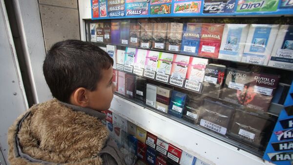 Мальчик у прилавка с сигаретами, фото из архива - Sputnik Азербайджан