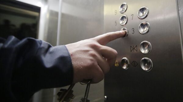 Кнопочная панель энергосберегающего лифта в подъезде жилого дома, фото из архива - Sputnik Azərbaycan