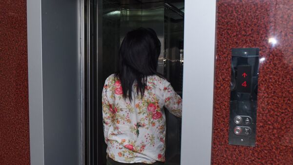 Девушка входит в кабинку лифта, фото из архива - Sputnik Azərbaycan