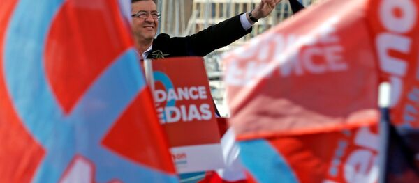 Кандидат в президенты Франции, лидер движения Непокорная Франция Жан-Люк Меланшон выступает с речью на митинге в Марселе, Франция, 9 апреля 2017 года - Sputnik Азербайджан