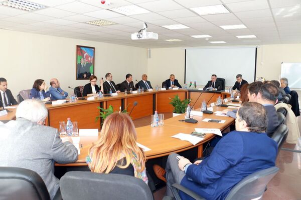 Milli iqtisadiyyat və iqtisadiyyatın əsas sektorları üzrə strateji yol xəritəsinin başlıca istiqamətləri mövzusunda konfrans Milli iqtisadiyyat və iqtisadiyyatın əsas sektorları üzrə strateji yol xəritəsinin başlıca istiqamətləri mövzusunda konfrans - Sputnik Azərbaycan