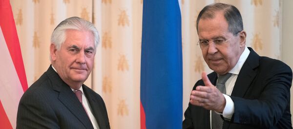 Министр иностранных дел РФ Сергей Лавров и государственный секретарь США Рекс Тиллерсон (слева) во время переговоров в Москве - Sputnik Азербайджан