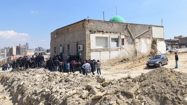 Ситуация возле мечети Гаджи Джавада в Баку - Sputnik Azərbaycan