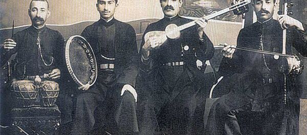 Ханенде Сеид Шушинский (второй слева) со своим ансамблем в 1916 году Ханенде Сеид Шушинский (второй слева) со своим ансамблем в 1916 году - Sputnik Азербайджан