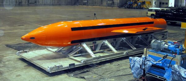 Тяжелый боеприпас фугасного действия MOAB, 11 марта 2003 года Тяжелый боеприпас фугасного действия MOAB, 11 марта 2003 года - Sputnik Азербайджан