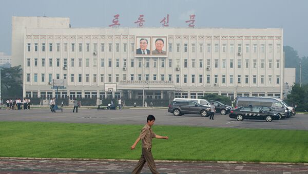 Портреты бывших северокорейских лидеров Ким Ир Сена (слева) и Ким Чен Ира в Пхеньяне, 25 июля 2013 года - Sputnik Азербайджан