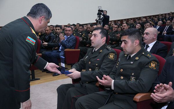 Генерал-полковник Закир Гасанов вручает медаль участникам апрельских боев - Sputnik Азербайджан