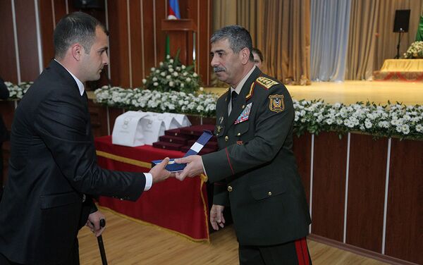 Генерал-полковник Закир Гасанов вручает медаль участникам апрельских боев - Sputnik Азербайджан