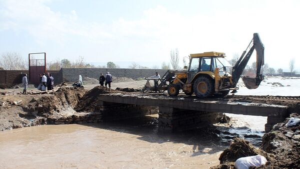 Рабочие восстанавливают поврежденный в результате наводнений мост, город Азаршахр, южнее Табриза, Иран, 15 апреля 2017 года - Sputnik Азербайджан