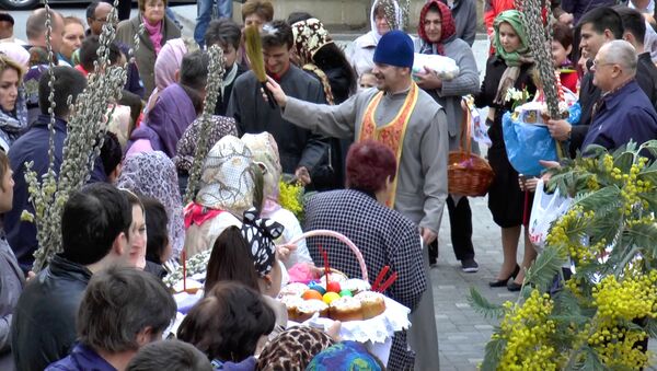Светлую Пасху встретили сотни верующих в Баку - Sputnik Азербайджан