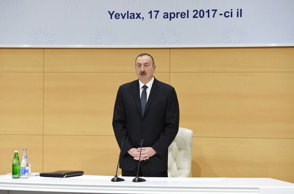 Выступление Ильхама Алиева на республиканском совещании ненефтяных экспортеров, Евлах, 17 апреля 2017 года Выступление Ильхама Алиева на республиканском совещании ненефтяных экспортеров, Евлах, 17 апреля 2017 года - Sputnik Азербайджан