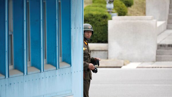 Северокорейский солдат дежурит на посту, 17 апреля 2017 года - Sputnik Азербайджан