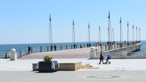 Приморский парк в Баку в солнечную погоду - Sputnik Азербайджан