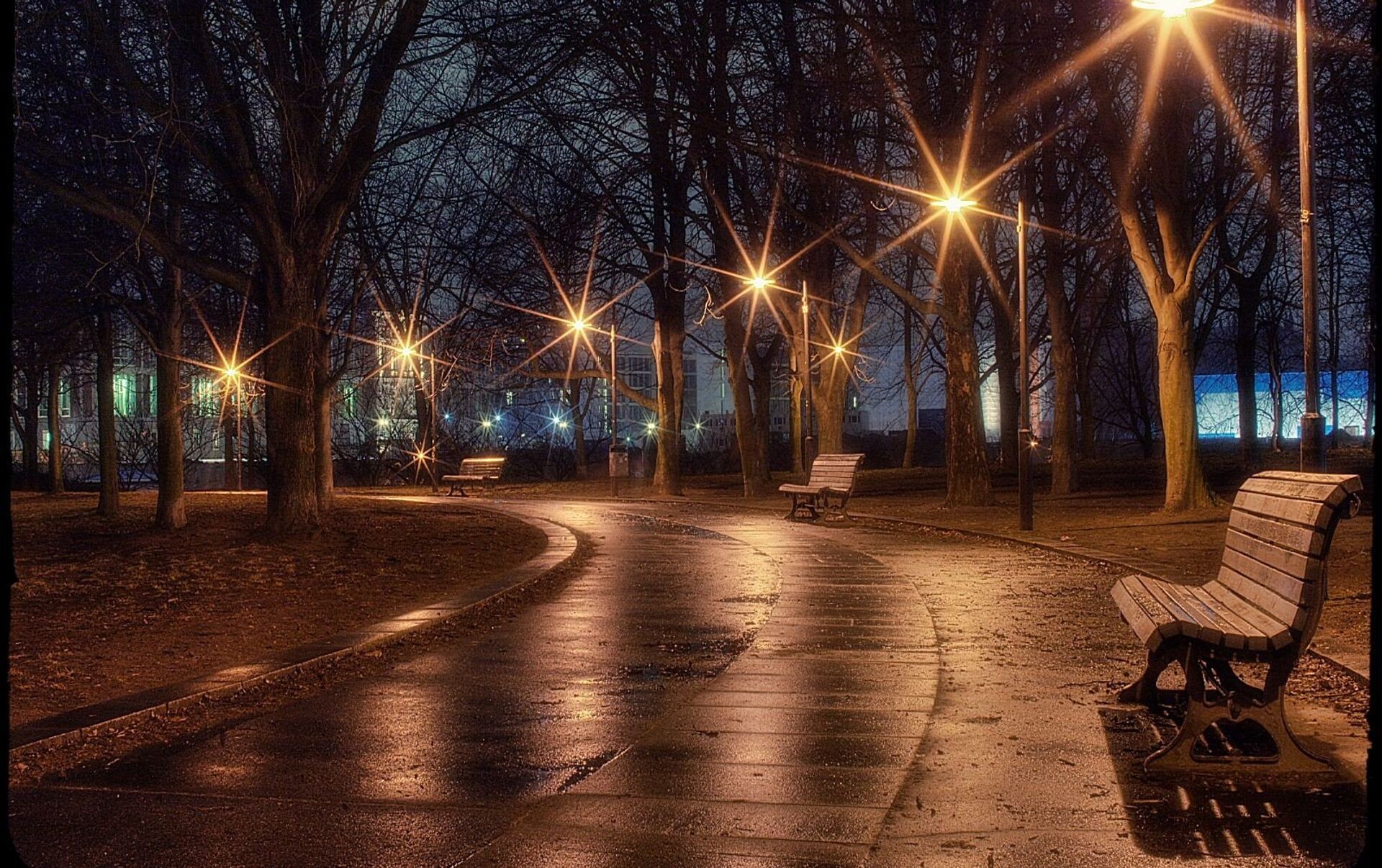 Засыпает в парке вечер. Ночной парк. Вечерняя улица с фонарями. Аллея с фонарями. Вечерний парк.