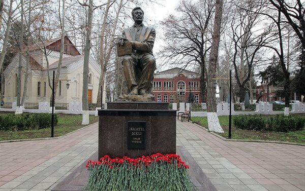 Памятник народному писателю Азербайджана Исмаилу Шихлы - Sputnik Азербайджан