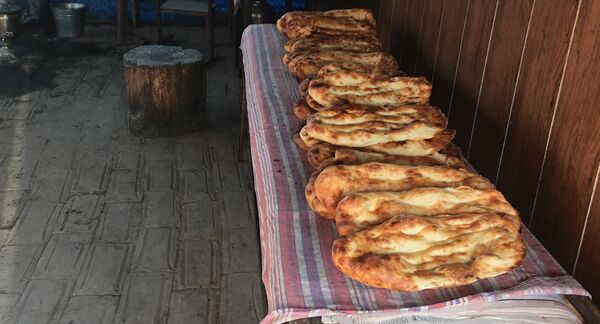 Выпеченный в тандыре хлеб бывает очень горячим и невероятно вкусным Выпеченный в тандыре хлеб бывает очень горячим и невероятно вкусным - Sputnik Азербайджан