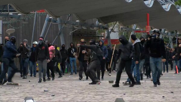 Демонстранты забрасывали камнями полицейских на акции против Ле Пен в Париже - Sputnik Азербайджан