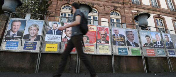 Агитационные плакаты кандидатов на президентских выборах во Франции, 10 апреля 2017 года - Sputnik Азербайджан